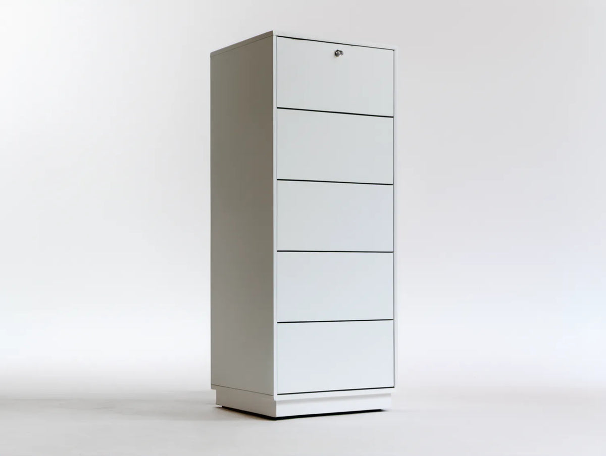 Biała szafka na buty z lakierowanej płyty MDF 60 x 24 x 180 cm, 5 uchylnych komór, zamek